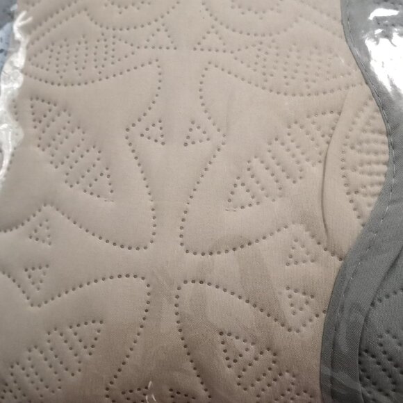 Sofa Protecter Dual Sided Scalloped Edged New In Bag - Picture 9 of 12